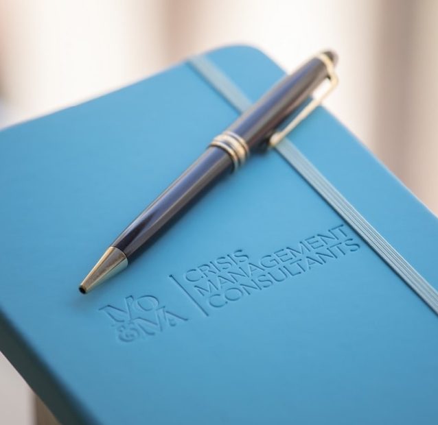 Equipo de expertos trabajando en la gestión de crisis para empresas.