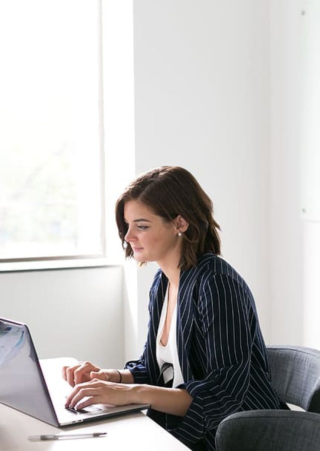 Equipo de expertos trabajando en la gestión de crisis para empresas.